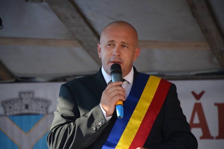 Primarul din Tîrnava își prezintă raportul săptămânal de lucru, în direct, pe Facebook