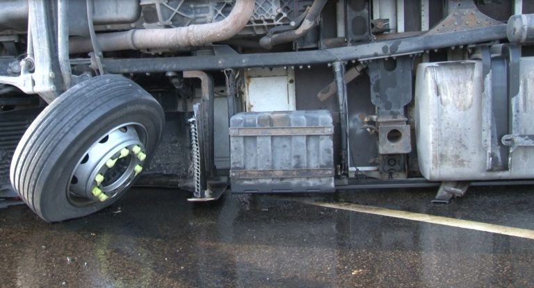 Autocamion răsturnat pe un drum județean din Sibiu