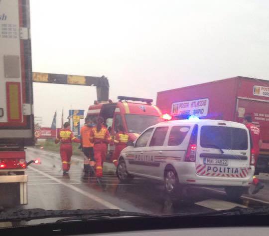 Accident în sensul giratoriu de la Veştem, trei maşini implicate