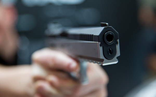 Un bărbat ameninţat cu un pistol cu bile în plină stradă