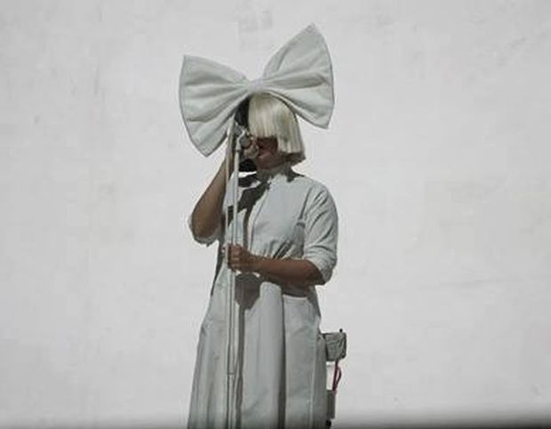 Piaţa Contituţiei, plină de gunoi după concertul Sia