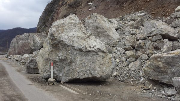 Pericol în localitatea Tilişca, o stâncă stă să cadă