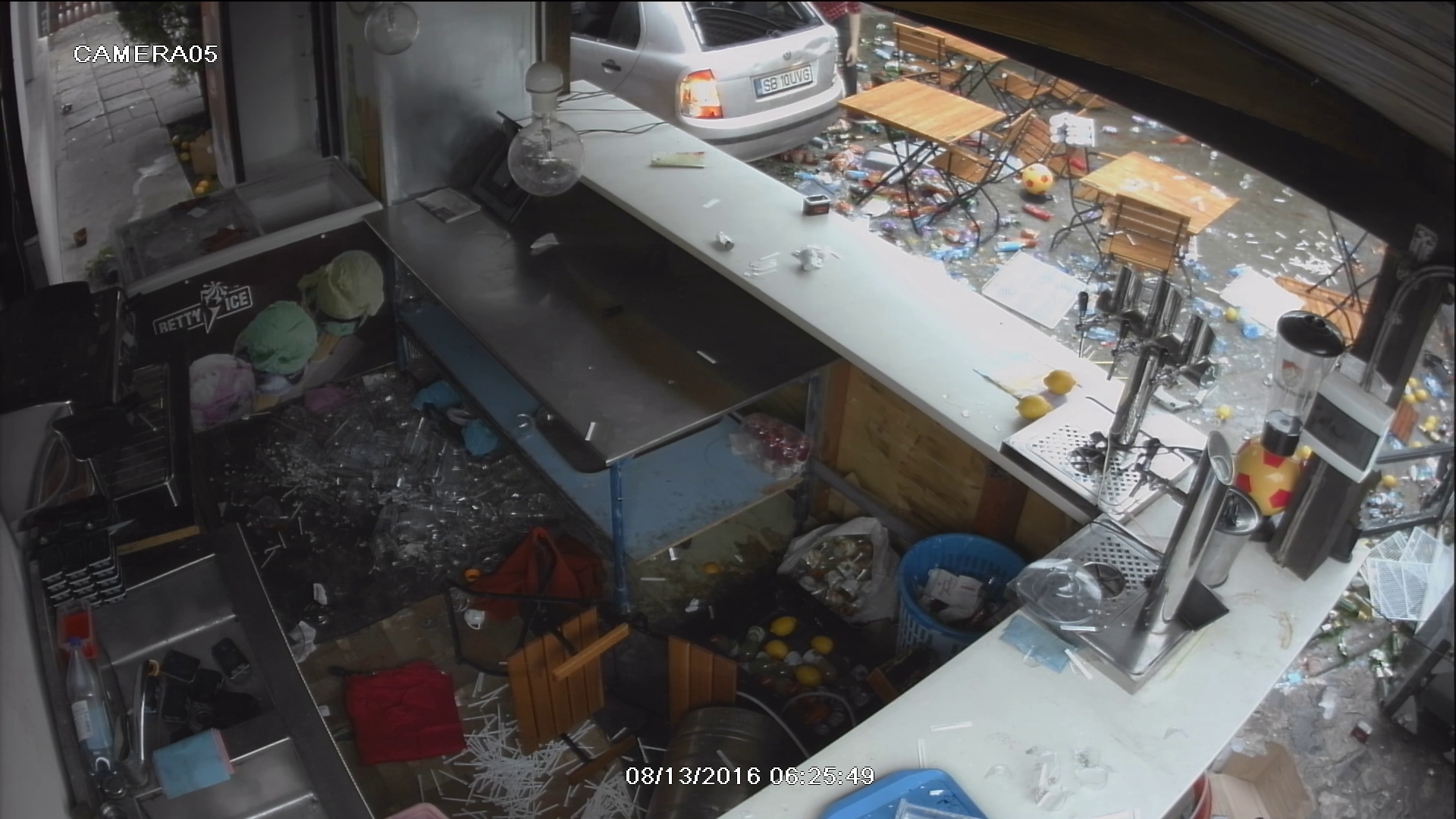 VIDEO: Un tanar de 18 ani a vandalizat o pizzerie, întreaga acţiune a fost surprinsă pe camerele de supraveghere