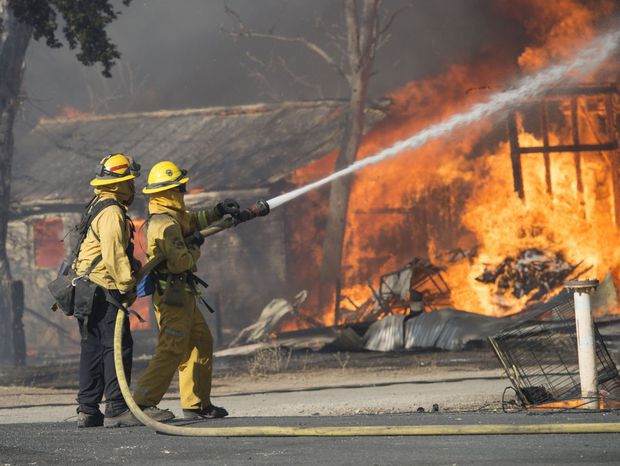 Incendii devastatoare în California. 80.000 de evacuaţi