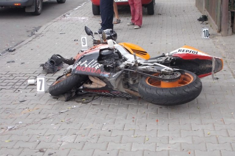 ULTIMA ORĂ: Doi tineri aflați pe o motocicletă, răniți după un impact violent cu un autoturism
