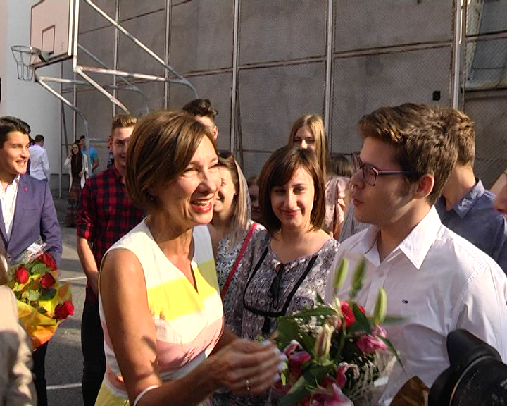 FOTO – VIDEO: Carmen Iohannis, s-a întors la școală. Este diriginta la clasa a XI-a în acest an