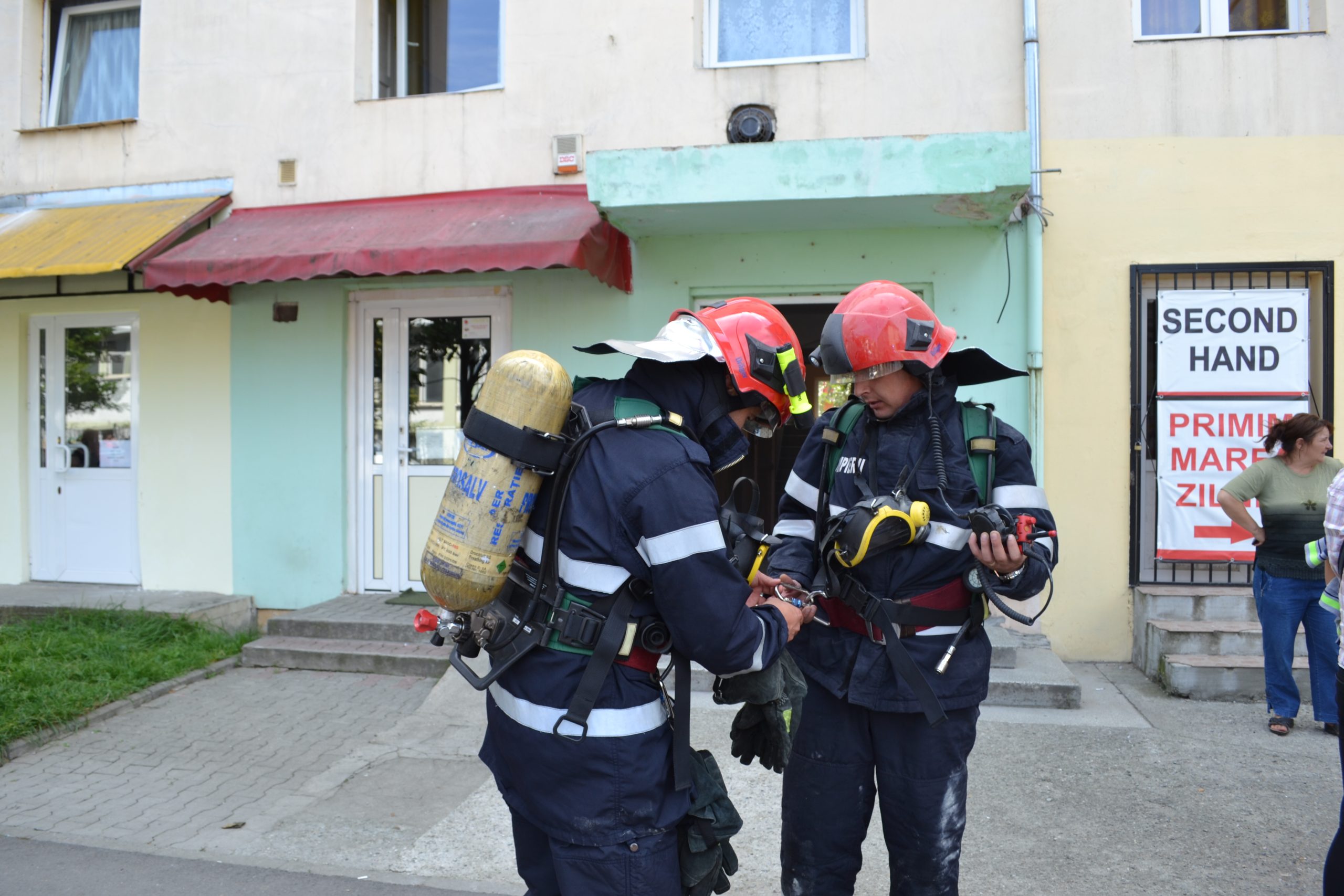 FOTO: Incendiu într-o garsonieră, un bărbat cu probleme locomotorii în pericol