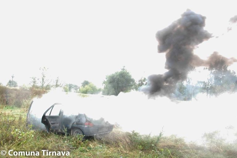 GALERIE FOTO – Mașină în „flăcări”. Pompierii au intervenit de urgență