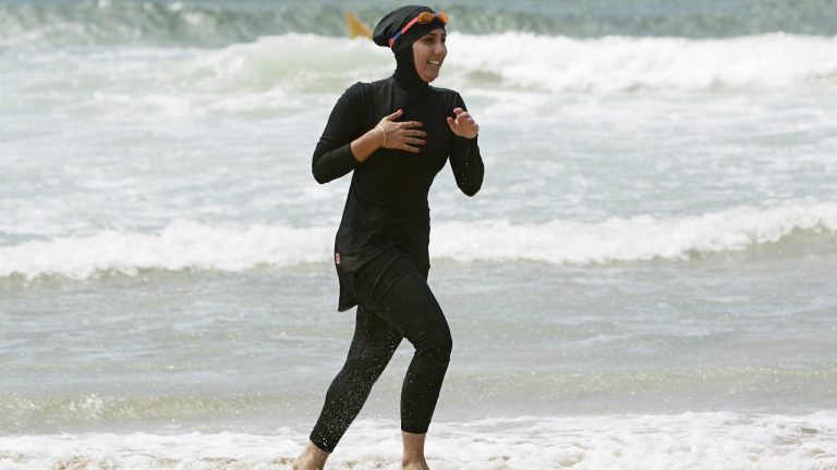 Franța: Justiția suspendă interdicția de a purta burkini pe plajele din Nisa