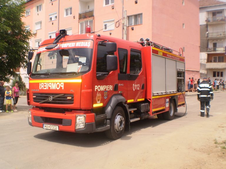 Incendiu la podul unei case