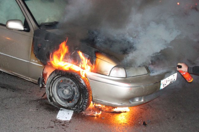 Un autoturism a luat foc pe autostradă
