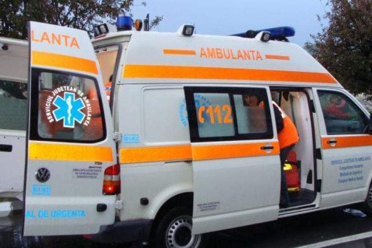 Un leagăn a căzut peste copii în curtea școlii