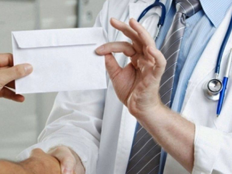 Medic prins în flagrant în timp ce primea 800 de euro