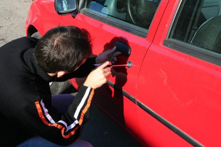 Record absolut: Un minor a furat 3 mașini într-o noapte
