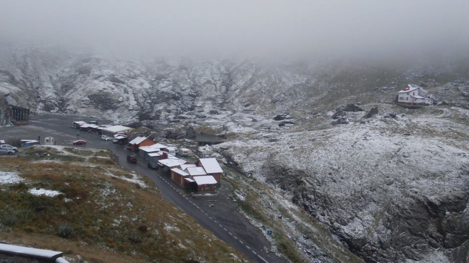 VIDEO: Iarnă la munte, primii fulgi la Bâlea Lac