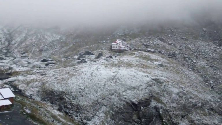 Zăpadă de jumătate de metru şi pană de curent în zona Bâlea Lac