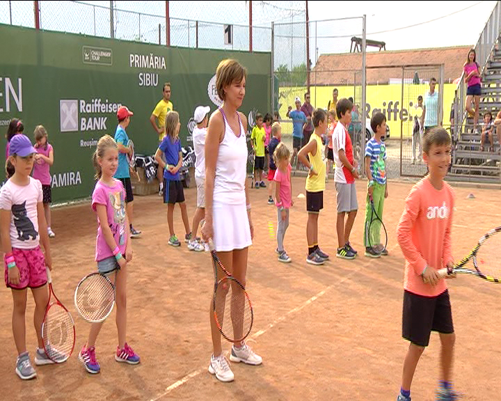VIDEO: Carmen Iohannis a jucat tenis pentru prima dată în faţa publicului