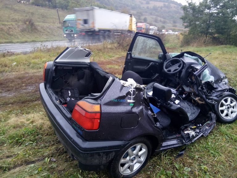 ALERTĂ – Accident grav: o persoană a murit, 3 sunt încarcerate