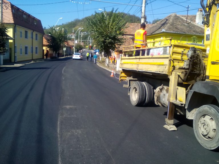 GALERIE FOTO – Se asfaltează DN 14 în interiorul Mediașului