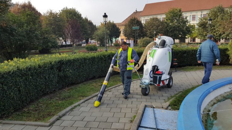 EcoSal Mediaș testează două utilaje de salubritate