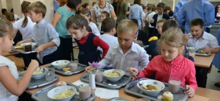 Programul „Masă sănătoasă în școli”, lovit de austeritate. Ce a decis Guvernul