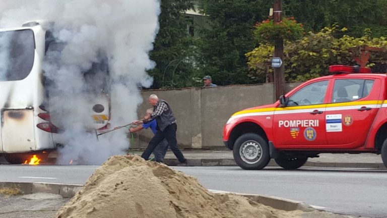 GALERIE FOTO – Autocar în flăcări. Pompierii au intervenit de urgență