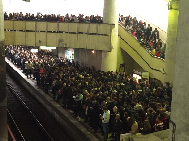 FOTO – Aglomerație la metrou. Trei femei au leșinat