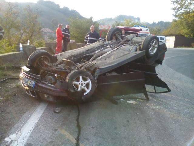 GALERIE FOTO – S-a răsturnat cu mașina într-o curbă