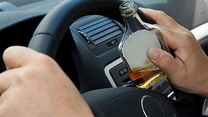Băut și fără permis, prins la volanul unei mașini
