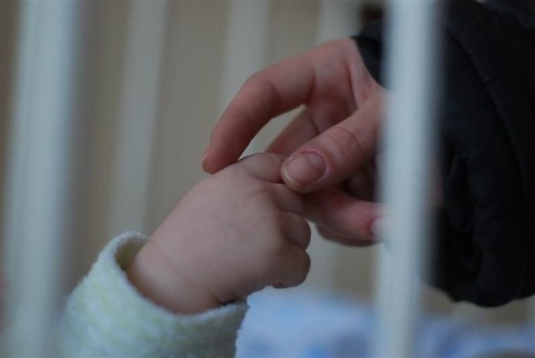 DGASPC Sibiu recrutează persoane care doresc să devină asistenţi maternali