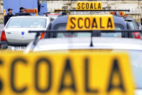 NOI REGULI pentru şcolile de şoferi. Condiţia esenţială pentru a obţine carnetul de conducere