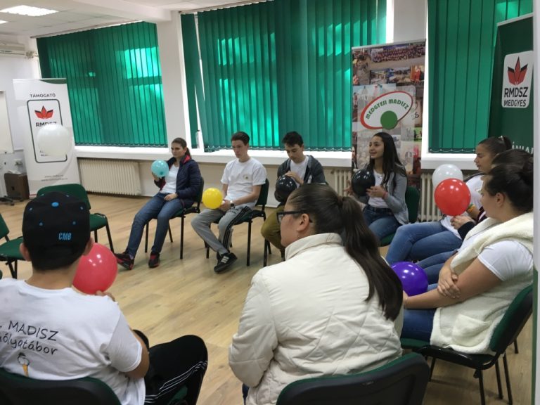 15 tineri au depus „jurământul bobocilor” într-o tabără specială