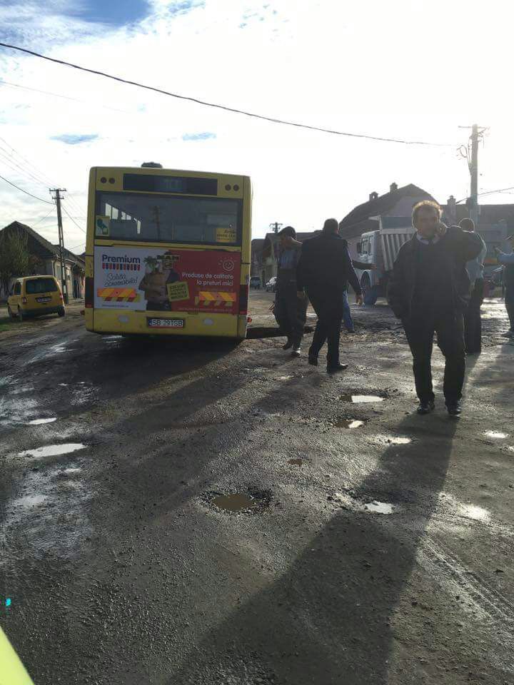 Autobuz căzut în groapă pe strada Zăvoi; drumul s-a surpat pur si simplu