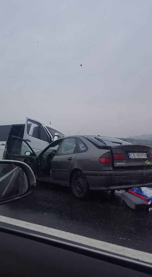 Cod rosu la Miercurea: 14 persoane ranite într-un accident
