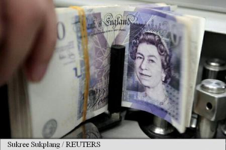 Lira sterlină înregistreză un minim istoric față de dolar și euro