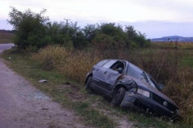 O șoferiță de 23 de ani a ajuns cu mașina în șanț