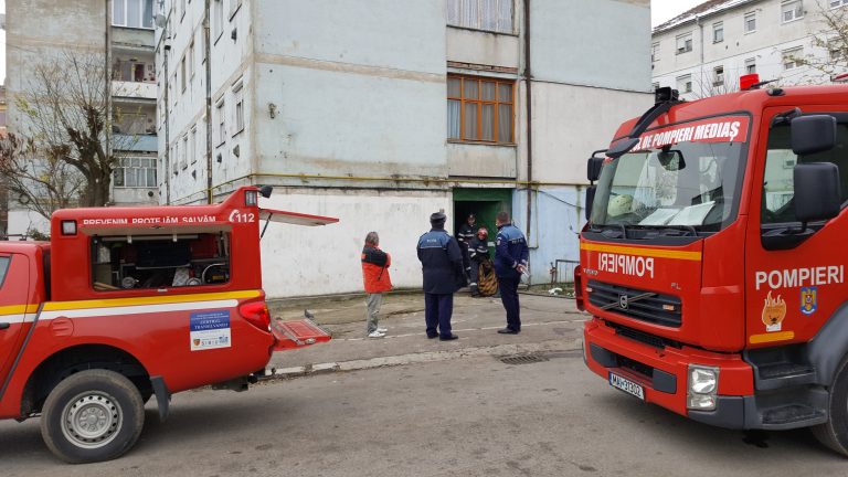 Apartament cuprins de flăcări. Mai multe echipaje de pompieri la fața locului