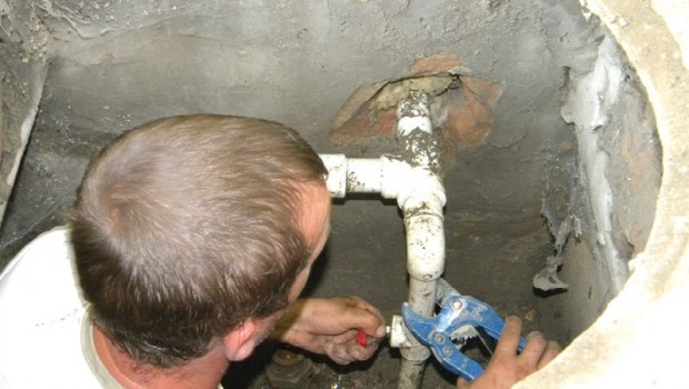 Au început debranşările de la reţeaua de apă. Primele familii au fost deja decuplate