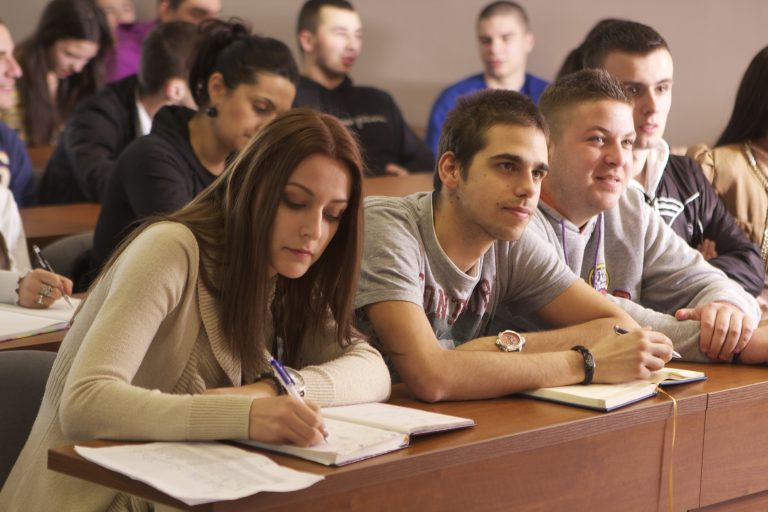 Diploma care îţi majorează salariul chiar şi de câteva ori