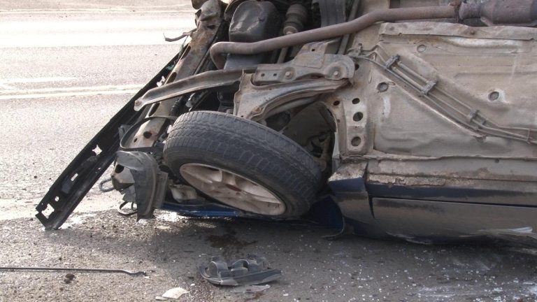 Fără permis și cu Poliția pe urme, s-a răsturnat cu mașina