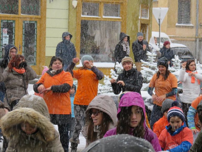 GALERIE FOTO – Ziua Mondială a Bunătății, marcată cu un flashmob la Mediaș