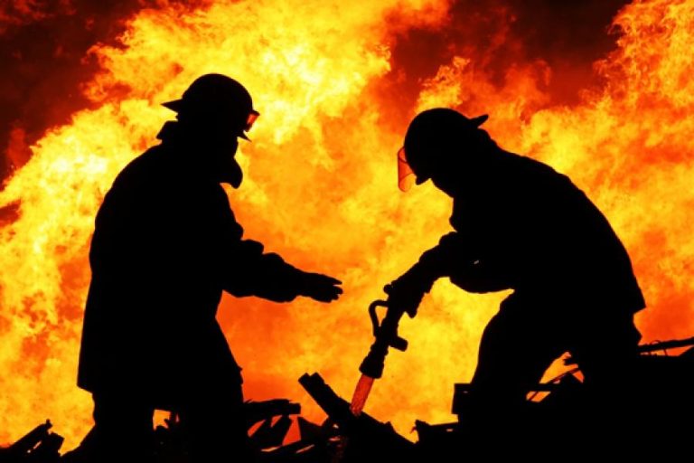 Acoperișul și două camere ale unei case din Târnava, cuprinse de flăcări