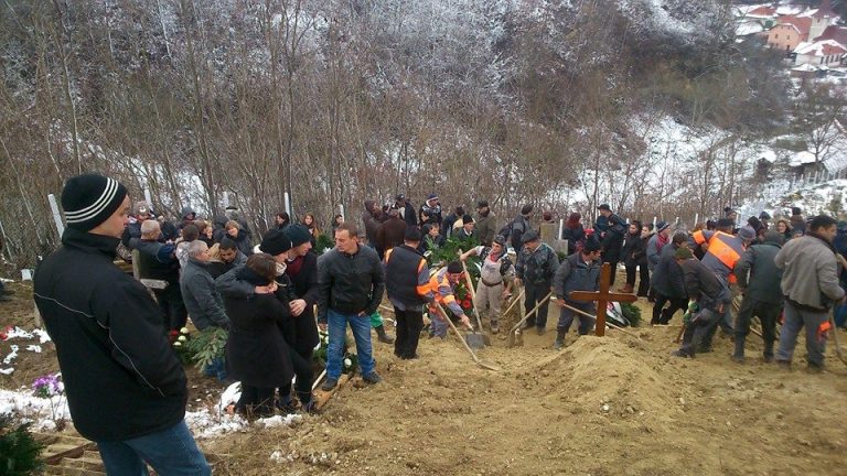GALERIE FOTO – Sute de oameni i-au condus pe ultimul drum pe tinerii decedaţi în acidentul rutier de la Agârbiciu