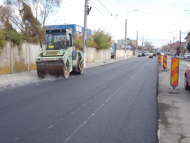 Asfaltări la foc continuu pe DN 14, în Mediaș