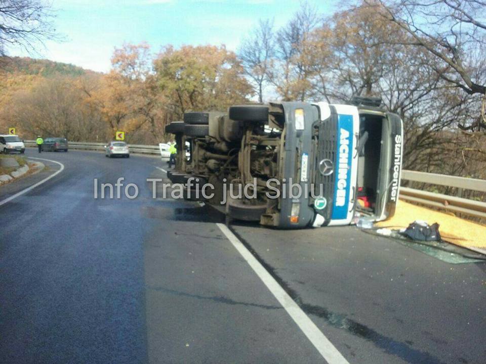 UPDATE: TIR încărcat cu porumb răsturnat pe DN14, traficul rutier s-a reluat