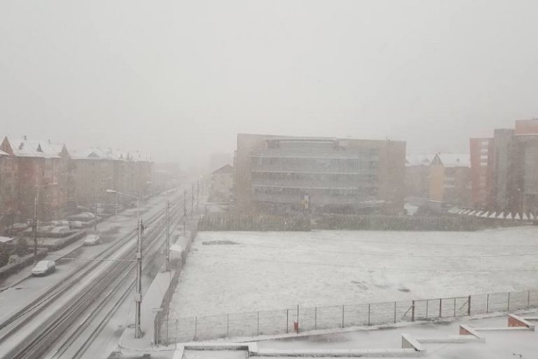 Ploi, ninsori şi vânt puternic în cea mai mare parte a ţării, până sâmbătă seara