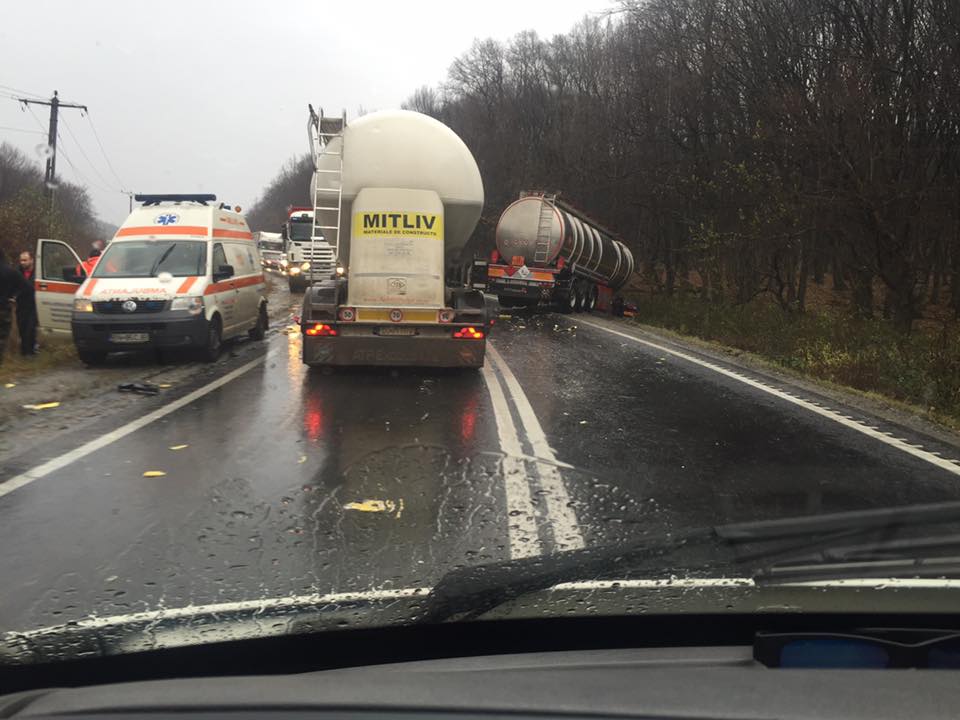 Trafic îngreunat pe Hula Bradului, accident cu un TIR şi o cisternă