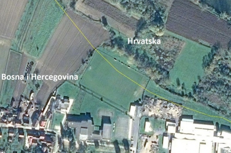 Terenul de fotbal unde jucătorii vin cu pașaportul la ei