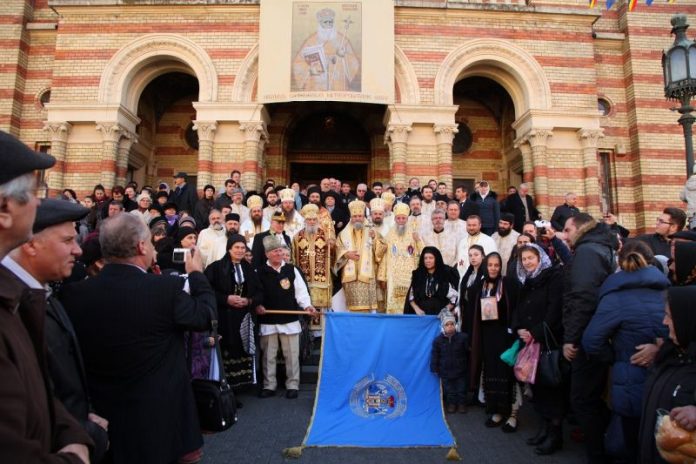 Sute de credinciosi, la hramul Catedralei Mitropolitane