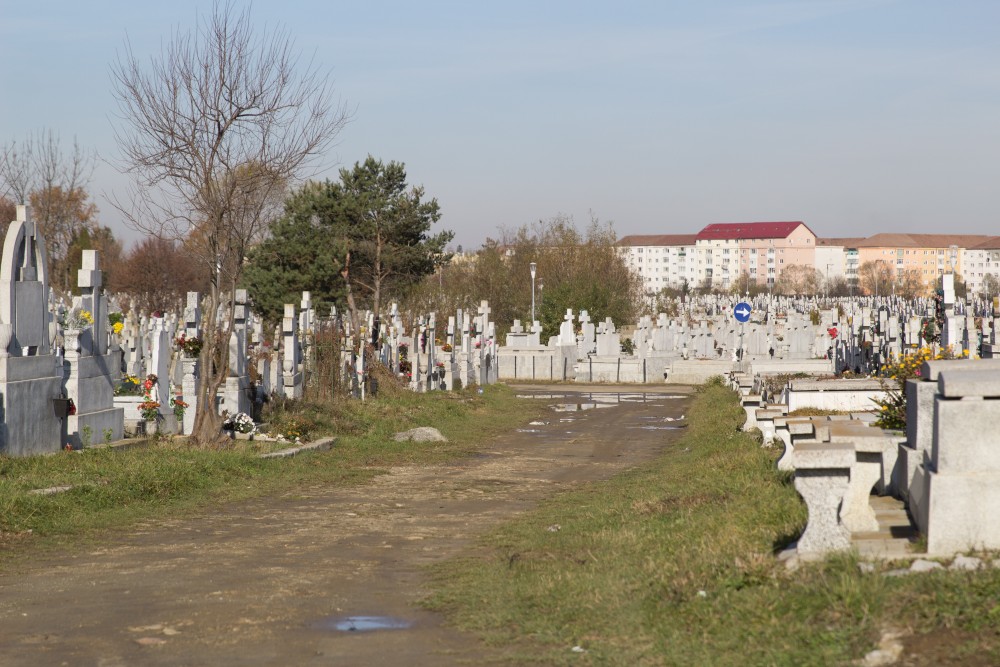 Lucrări la aleile din Cimitir
